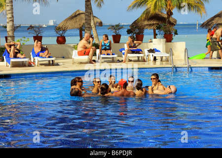 Per coloro che godono di tempo di divertimento nel resort e facendo varie attività a Cancún in Messico Foto Stock