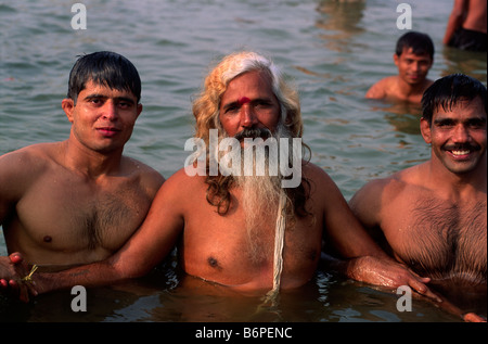 India, Uttar Pradesh, Prayagraj (Allahabad), Sangam, gente che si bagnava alla confluenza dei fiumi Gange e Yamuna Foto Stock