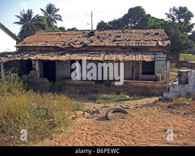 Casa per quattro famiglie tra i vicoli di Bakau in Gambia, Africa occidentale Foto Stock