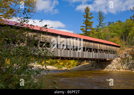 Tradizionale ponte coperto oltre il fiume Swift Albany vicino a North Conway New Hampshire USA Stati Uniti d'America Foto Stock