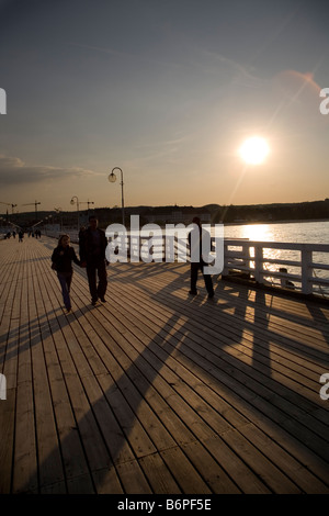 La Polonia Europa Polska Sopot Pier gente di mare al tramonto a piedi Foto Stock