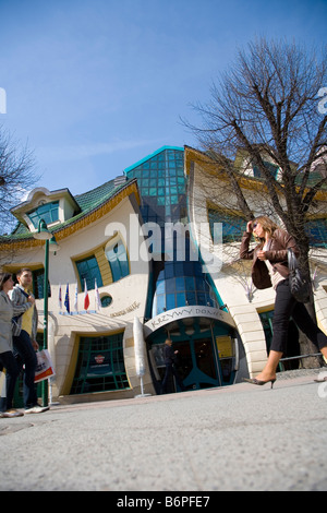 La Polonia Europa Polska Sopot Wobblehouse edifici street mare donna cielo ad albero Foto Stock