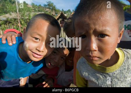 Ampio angolo di visione di curiosi Karen bambini birmani nel Umpian campo profughi in Thailandia Foto Stock