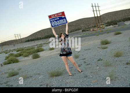 Barak Obama sostenitore tenendo premuto fino a 'Yes We can' elezione banner. Foto Stock