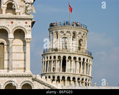 Pisa, Italia. I turisti in cima alla Torre Pendente di Pisa, noto anche come il Campanile o la Torre Pendente, alle spalle del Duomo Foto Stock