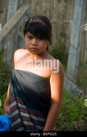 Ragazza birmano si prepara a fare il bagno a Umpian campo profughi in Thailandia Foto Stock