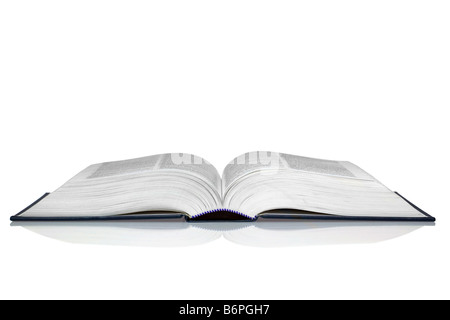 Un open hardback book con la riflessione isolata su uno sfondo bianco