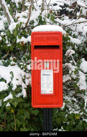 Coperte di neve Royal Mail letterbox in campagna, Wales, Regno Unito Foto Stock