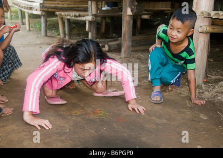 Bambini birmani giocando a un gioco il Umpian campo profughi in Thailandia Foto Stock