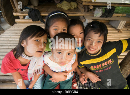 Ampia angolazione del Karen bambini birmani nel Umpian campo profughi in Thailandia Foto Stock