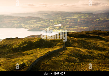 Vista su Windermere da Wansfell Pike su una soleggiata giornata autunnale nel Lake District Cumbria Inghilterra England Regno Unito Foto Stock