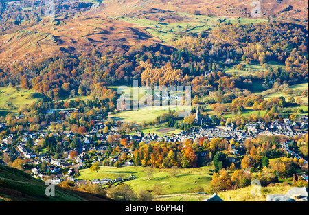 Vista su Ambleside dal percorso che conduce fino a Wansfell Pike su una soleggiata giornata autunnale nel Lake District Cumbria Inghilterra England Regno Unito Foto Stock