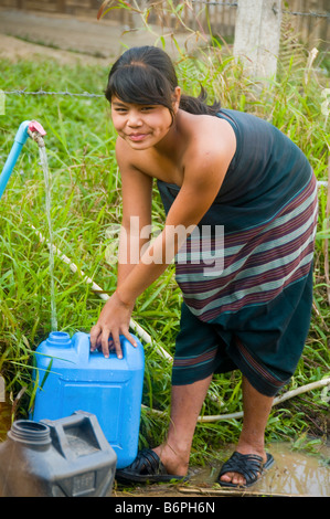 Ragazza birmano si prepara a fare il bagno a Umpian campo profughi in Thailandia Foto Stock