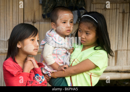 Ritratto di Karen bambini birmani nel Umpian campo profughi in Thailandia Foto Stock