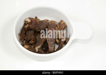 Una piastra di pezzi di Biltong South African carne essiccata su sfondo bianco Foto Stock