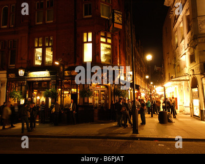 La vita notturna di Londra un pub tradizionale Salisbury di notte London REGNO UNITO Foto Stock