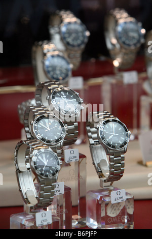 Omega orologi sul display nella finestra di un Ernest Jones store in Moorgate London Foto Stock