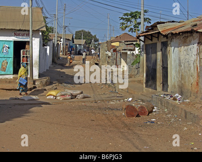 Per i vicoli di Bakau, in Gambia Africa Occidentale. Foto Stock