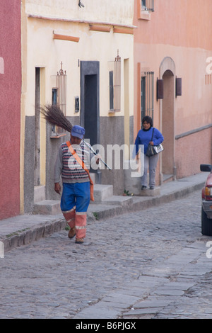 Una spazzatrice ritorna dal suo percorso Lavorare in San Miguel De Allende, Messico. Foto Stock