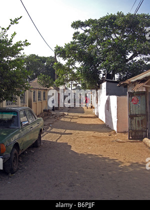 Vicoli di Bakau in Gambia Africa Occidentale. Foto Stock