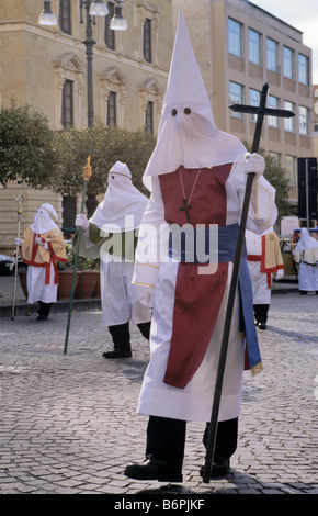 I penitenti a Settimana Santa Settimana Santa processione per la domenica delle Palme in Enna Sicilia Italia Foto Stock