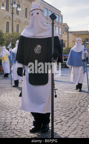 I penitenti a Settimana Santa Settimana Santa processione per la domenica delle Palme in Enna Sicilia Italia Foto Stock