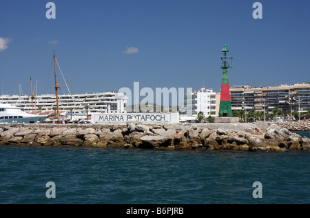 Struttura di frangionde e faro all'entrata della Marina Botafoch, nel porto di Ibiza (Ibiza), Spagna Foto Stock