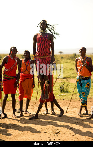 Maasia mara uomini cerimonia di benvenuto Foto Stock