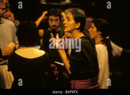 Choreograph Pina Bausch a Wuppertal, Germania, con il ballo ensemble spiegare durante la prova Foto Stock