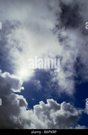 Drammatica nuvole bianche contro un cielo blu Foto Stock