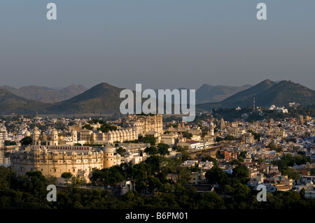 Palazzo di città da Devi Temple hill. Il Rajasthan. Udaipur. India Foto Stock