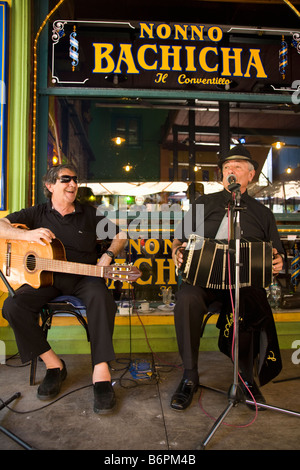 Musicisti suonare la chitarra e fisarmonica in street cafe a La Boca Buenos Aires Argentina America del Sud Foto Stock