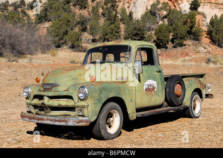 Classico vecchio verde carrello Chevrolet si trova lungo il lato Autostrada 9 appena fuori Zion National Park nello Utah Foto Stock