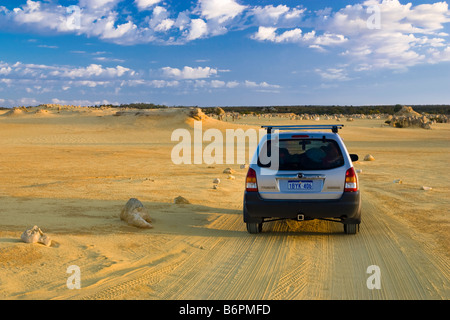 Un 4wd guidando attraverso il Deserto Pinnacles nel Nambung National Park, Australia occidentale Foto Stock