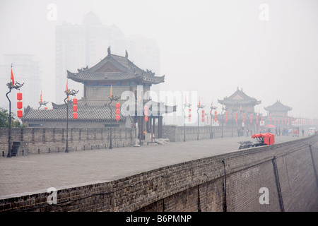 Sulla parte superiore di Xian' s vecchie mura della città in Cina Foto Stock
