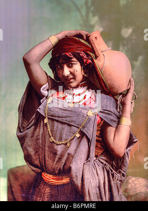 Una donna beduina, Tunisia - vintage immagine - splendidamente restaurata Foto Stock