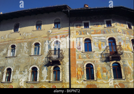 Facciate dipinte di case Cazuffi Rella in Piazza del Duomo a Trento Trentino Alto Adige Italia Foto Stock