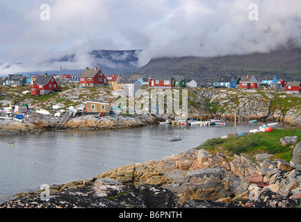 Groenlandia tradizionale villaggio di pescatori con gli iceberg in background, Groenlandia Foto Stock