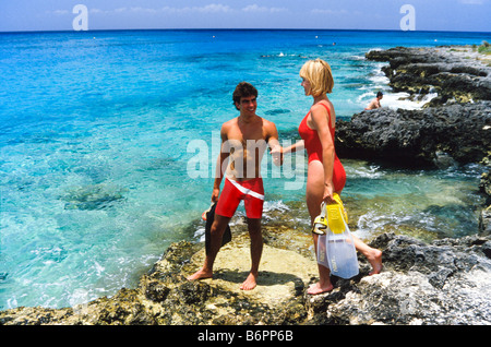 Giovane su vaction in Messico, abbracciando da ocean edge, andando snorkeling Foto Stock