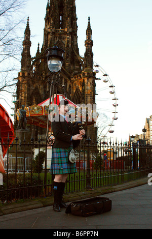 Un lettore delle cornamuse musicista di strada su Princes Street di Edimburgo in Scozia Foto Stock