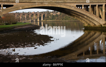 Gli archi del Royal confini Bridge visto da sotto uno degli archi del Ponte Nuovo. Foto Stock