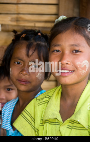 Ritratto di Karen bambine birmane in Umpian campo profughi in Thailandia Foto Stock