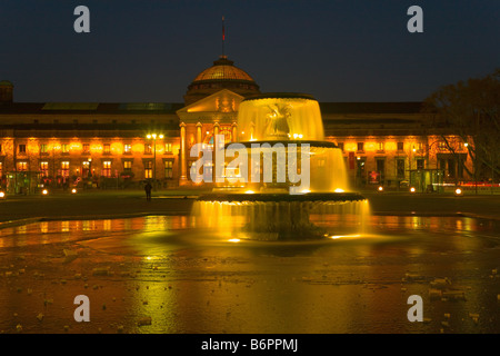 Fontana al Kurhausplatz davanti al palazzo Kurhaus Wiesbaden, Germania Foto Stock