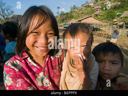 Ampia angolazione del Karen bambini birmani nel Umpian campo profughi in Thailandia Foto Stock