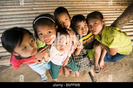 Ampia angolazione del Karen bambini birmani nel Umpian campo profughi in Thailandia Foto Stock