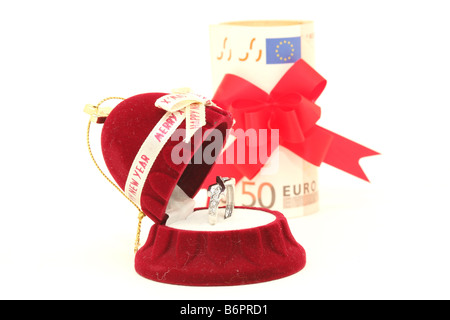 Xmas confezione regalo con Anello oro bianco e denaro euro isolato di sfondo Foto Stock