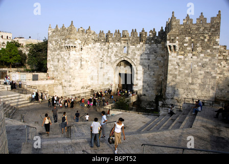 Viste della città vecchia di Gerusalemme, Israele - Damasco Gate verso i musulmani arabi aka trimestre Foto Stock