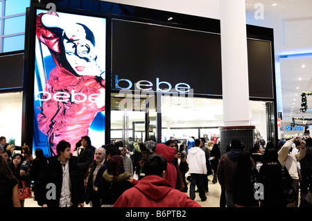 Bebe uscita su Boxing Day in un centro commerciale per lo Shopping Foto Stock