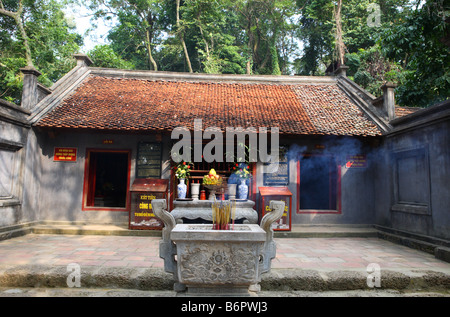 Turibolo o turibolo appeso al di fuori del tempio (Den appeso) in Phu Tho Vietnam Foto Stock