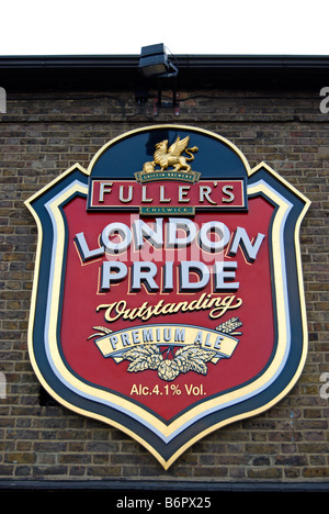 London Pride logo sul muro di Fuller's griffin brewery, Chiswick, ad ovest di Londra - Inghilterra Foto Stock